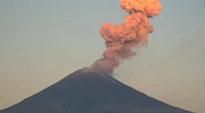 Popocatépetl emite fumarola de un kilómetro; emiten recomendaciones