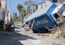 Camión de refrescos se estrella contra vivienda en Xonaca