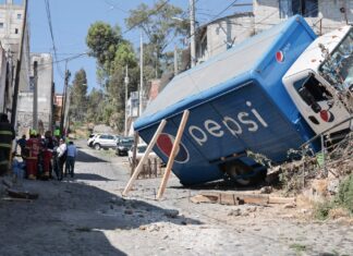 Camión de refrescos se estrella contra vivienda en Xonaca
