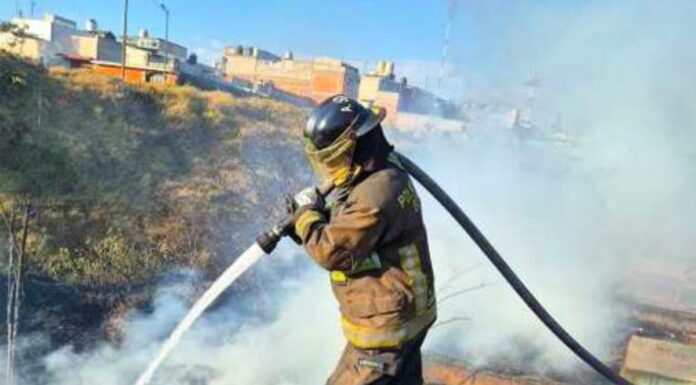 Policía Estatal rescata a familia de incendio en colonia Roma
