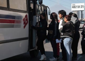 Poblanos son afectados por baja afluencia del transporte público