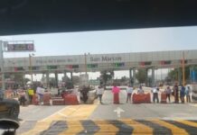 Bloquean caseta de San Marcos en protesta por falta de insumos médicos