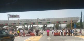 Bloquean caseta de San Marcos en protesta por falta de insumos médicos