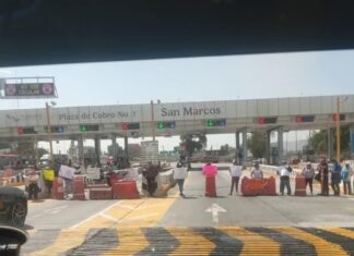 Bloquean caseta de San Marcos en protesta por falta de insumos médicos