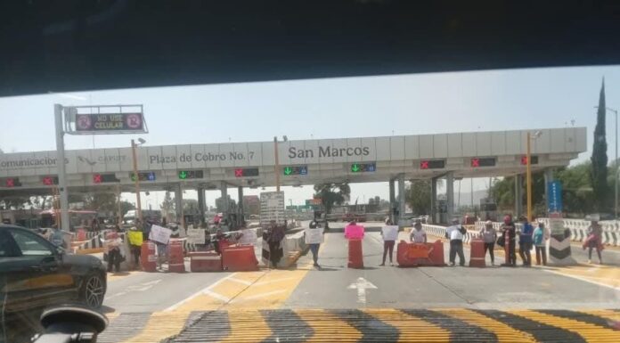 Bloquean caseta de San Marcos en protesta por falta de insumos médicos