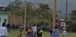 Realizan acto de crueldad animal con gallina en fiesta de Tlacuilotepec