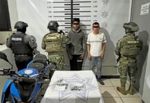 Detienen a dos hombres armados y con moto robada en Texmelucan