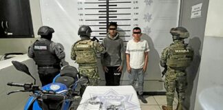 Detienen a dos hombres armados y con moto robada en Texmelucan