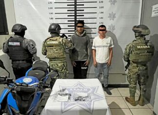 Detienen a dos hombres armados y con moto robada en Texmelucan