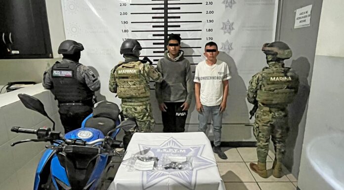Detienen a dos hombres armados y con moto robada en Texmelucan
