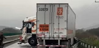 Tráiler accidentado provoca cierre en la autopista Puebla-Orizaba