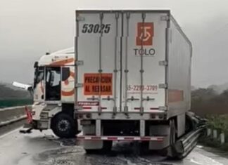 Tráiler accidentado provoca cierre en la autopista Puebla-Orizaba