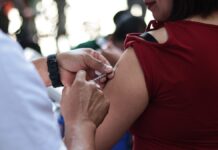 Poblanos se vacunan contra influenza y sarampión en el Centro Histórico