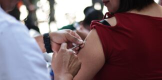 Poblanos se vacunan contra influenza y sarampión en el Centro Histórico