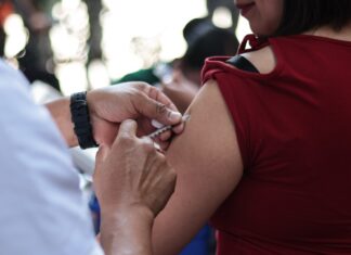 Poblanos se vacunan contra influenza y sarampión en el Centro Histórico