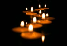 Detienen a un hombre por guardar el cadáver de su madre rodeado de velas en Cholula