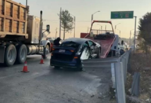 Automóvil choca contra valla metálica y colapsa el Periférico Ecológico