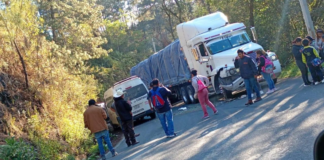 Choque entre tráiler y colectivo cerró la federal México–Tuxpan