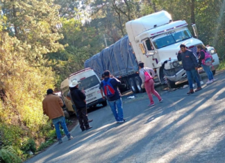 Choque entre tráiler y colectivo cerró la federal México–Tuxpan