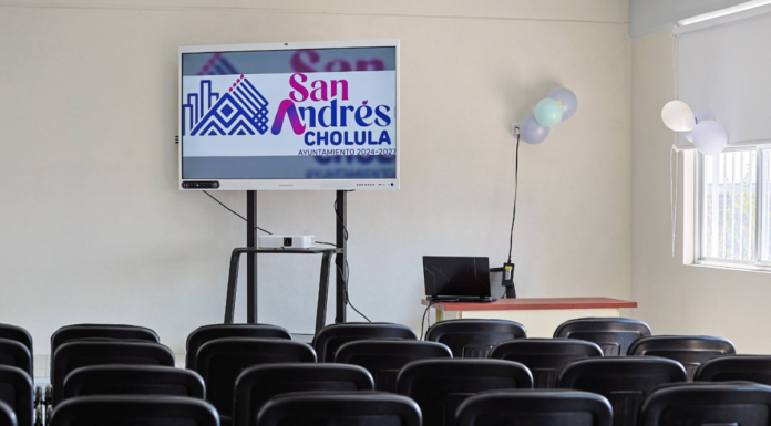 Lupita Cuautle entrega aula en telesecundaria de Acatepec