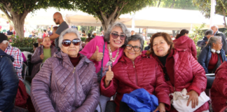 Entregan chamarras y cobijas a adultos mayores en San Pedro Cholula