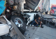 Choque entre tractocamiones y camioneta colapsa la Puebla–Orizaba