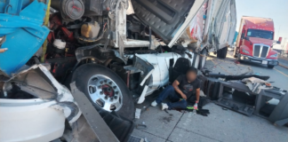 Choque entre tractocamiones y camioneta colapsa la Puebla–Orizaba