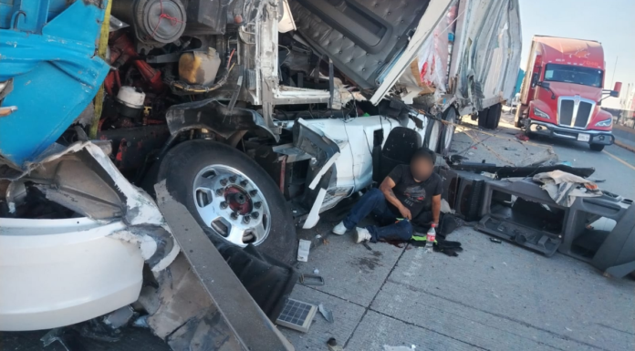 Choque entre tractocamiones y camioneta colapsa la Puebla–Orizaba