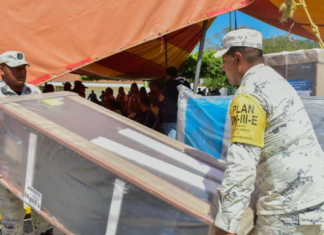 Entrega enseres a afectados por tormenta Jerry en La Ceiba