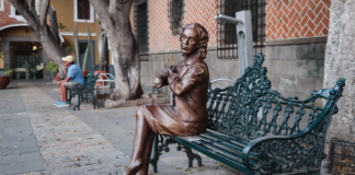 Evalúan reposición con talavera en esculturas del Centro Histórico