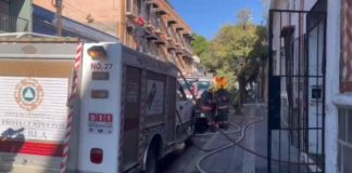 Incendio en inmueble del Centro de Puebla deja daños materiales