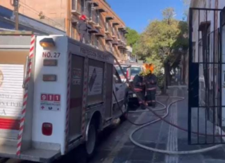 Incendio en inmueble del Centro de Puebla deja daños materiales