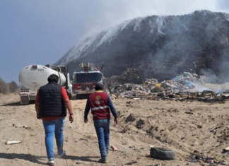 Controlan 70% del incendio en relleno de San José Chiapa