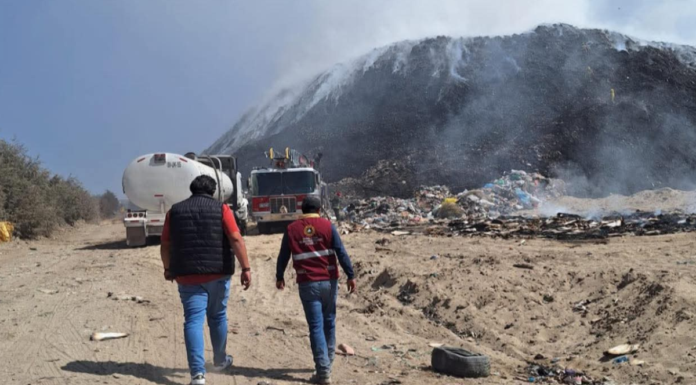Controlan 70% del incendio en relleno de San José Chiapa