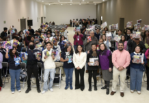 FCE entrega libros a estudiantes de preparatorias BUAP
