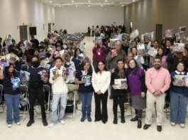 FCE entrega libros a estudiantes de preparatorias BUAP