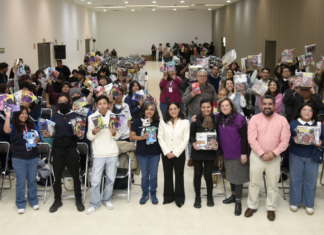 FCE entrega libros a estudiantes de preparatorias BUAP