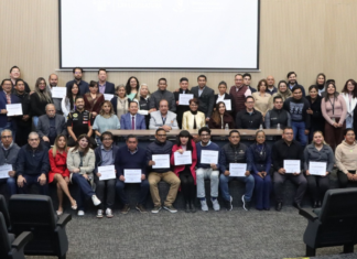 Reconocen a 49 trabajadores del Congreso por desempeño destacado