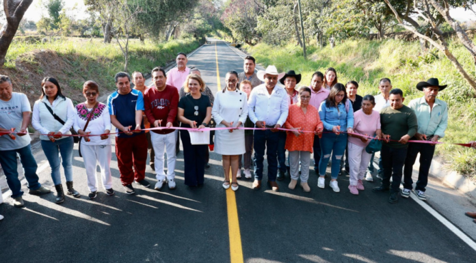 Ariadna Ayala entrega rehabilitación del camino a Nexatengo