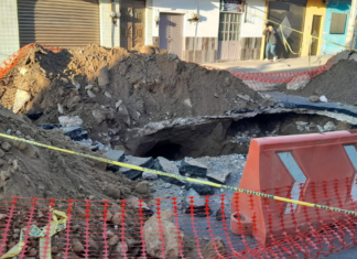 Se abre socavón de casi dos metros en colonia La Loma