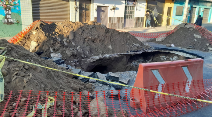 Se abre socavón de casi dos metros en colonia La Loma