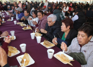 Pepe Chedraui realiza tamaliza con personal del ayuntamiento