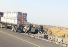 Tractocamión vuelca y genera caos vial en la Autopista Siglo XXI
