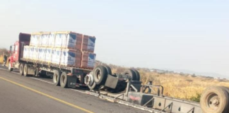 Tractocamión vuelca y genera caos vial en la Autopista Siglo XXI
