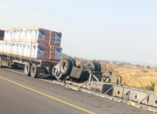 Tractocamión vuelca y genera caos vial en la Autopista Siglo XXI