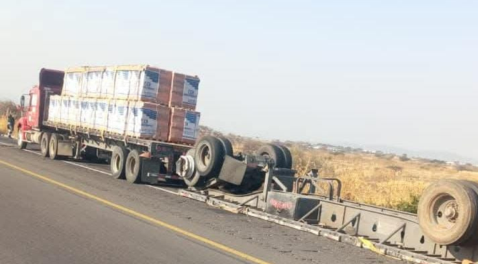 Tractocamión vuelca y genera caos vial en la Autopista Siglo XXI