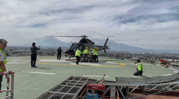 Realizan traslado aéreo de paciente grave a la capital de Puebla