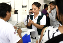Aplican vacunas contra el sarampión en el Mercado Hidalgo