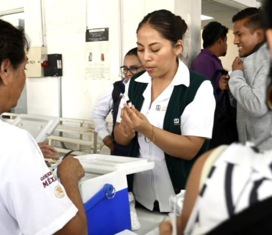 Aplican vacunas contra el sarampión en el Mercado Hidalgo