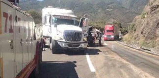 Vuelca tractocamión en la Puebla–Orizaba y provoca tráfico intenso